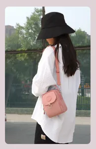 Sac bandoulière en nylon rose avec large sangle réglable présenté en vue lifestyle