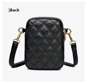 Vue détaillée du dos d'un petit sac bandoulière en cuir matelassé noir avec zip doré