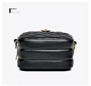 Vue de dessous du sac bandoulière en cuir matelassé noir montrant sa structure à soufflets
