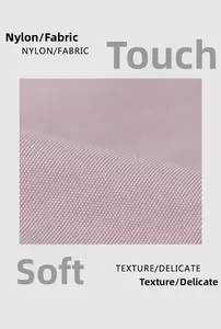 Primer plano de tela de nailon rosa claro con textura de panal fina y tacto suave