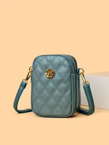 Petit sac de téléphone en cuir matelassé bleu gris avec détails floraux dorés