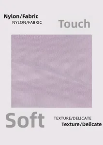 Vue macro du tissu en nylon lavande léger montrant une texture fine et un toucher doux