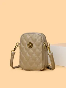 Sac bandoulière matelassé en cuir kaki avec trois zips et détail floral doré