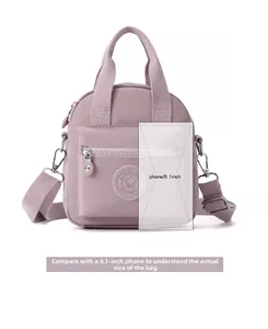 Bolso de nylon lila con comparativa de tamaño frente a un smartphone de 6,1 pulgadas