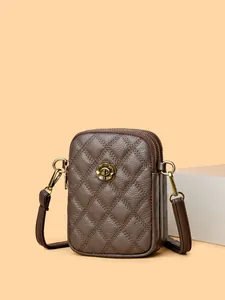 Sac bandoulière en cuir matelassé avec fermoir fleur dorée et trois compartiments