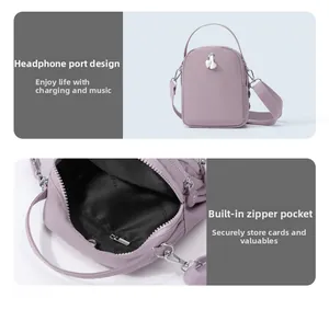 Détails du sac bandoulière en nylon violet avec port écouteurs et poche intérieure zippée