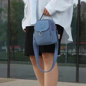 Sac bandoulière en nylon bleu clair pour femme avec plusieurs compartiments zippés et sangle