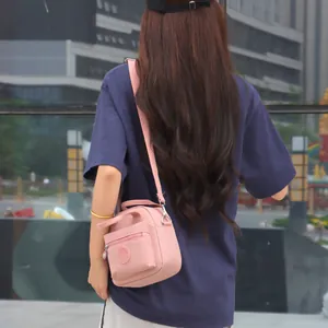 Bolso bandolera de nailon rosa con correa ajustable y asa para uso diario informal