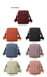 Bolso bandolera de nailon vertical disponible en siete colores incluyendo rojo oscuro y denim