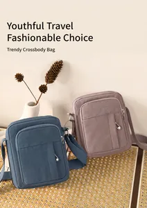 Detalle de bolsos bandolera pequeños minimalistas en tejido mate azul marino y gris