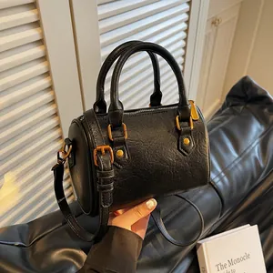 Bolso de mano Boston retro negro en cuero sintético texturizado con elegantes detalles dorados