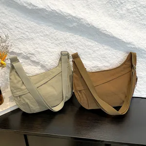 Bolsos bandolera de nailon en forma de media luna en verde salvia y color camello