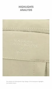 Primer plano del bolso bandolera de nailon beige con logotipo grabado y costuras detalladas