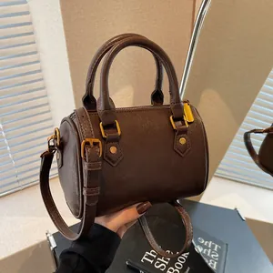Bolso Boston cilíndrico retro marrón oscuro con herrajes dorados y correa ajustable