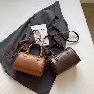 Bolso Boston retro de cuero encerado en marrón y café con correa ajustable chic