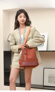 Détail du sac à dos antivol en nylon marron avec larges bretelles sur modèle