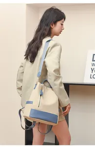 Détail de la bandoulière en tissu bleu réglable et boucle en métal du sac à dos