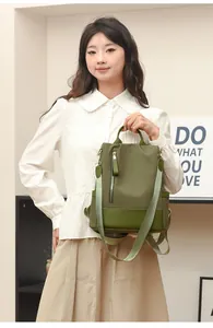 Sac à dos antivol en nylon vert armée avec fermeture éclair verticale et poignée