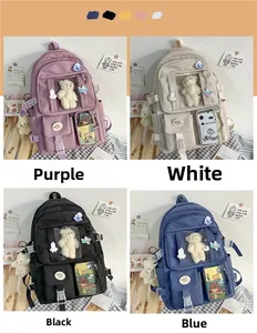 Collage de cuatro mochilas en púrpura blanco negro y azul con lindos colgantes de oso