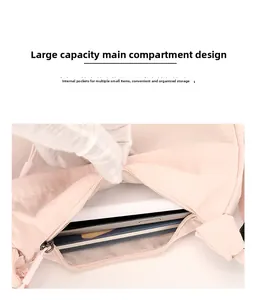 Detail view of the spacious main compartment with zipper and large storage capacity