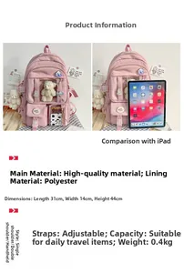 Detalle de mochila rosa con adornos, peso de 0,4 kg y forro de poliéster de alta calidad