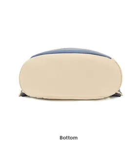 Vue détaillée du fond du sac à dos antivol bicolore avec une structure ovale nette