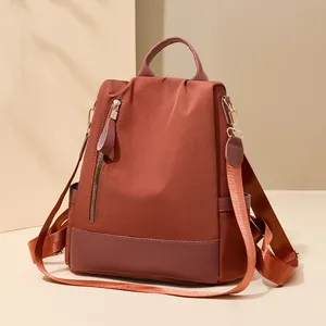 Sac à dos antivol rouge foncé pour femme en nylon imperméable avec détails en cuir élégants