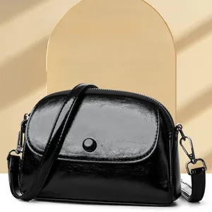 Dettagli dell'elegante hardware metallico e della finitura nera lucida della borsa