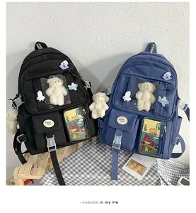Detailansicht süßer Schulrucksack mit transparentem Fach und flauschigem Bärenanhänger