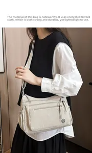 Détail du sac bandoulière beige en tissu Oxford résistant avec plusieurs poches
