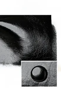 Dettaglio della trama in pelle litchi nera e della decorazione in metallo lucido