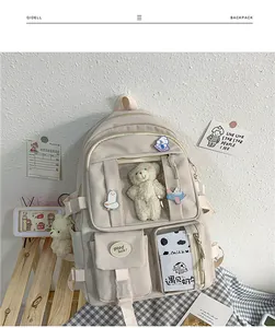 Detailansicht beige Oxford-Rucksack mit niedlichem Bärenanhänger und Dekoplaketten