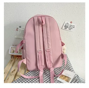 Detailansicht der Rückseite eines rosa Schulrucksacks mit Schultergurten und Seitenfächern