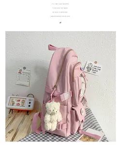 Detailansicht eines rosa Canvas-Rucksacks mit transparenter Tasche und Bärenanhänger