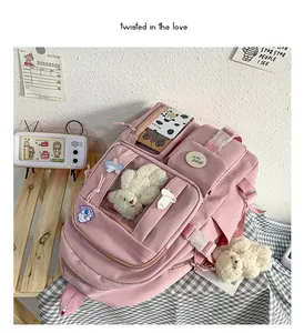 Detailsicht des rosa Oxford-Rucksacks mit funktionalen Taschen und Plüschbär-Anhänger