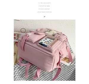 Detailansicht eines rosa Multi-Pocket-Rucksacks mit Sichtfenster und Nylon-Gewebe