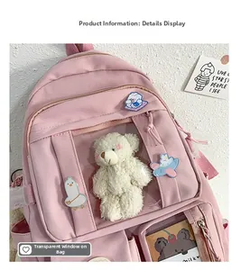 Detalle de la mochila escolar rosa con ventanas transparentes y lindos adornos de peluche