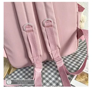 Detalle de la hebilla ajustable de la correa rosa en la mochila de tela Oxford duradera