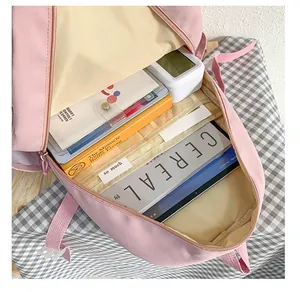 Innenansicht des rosa Oxford-Rucksacks mit geräumigen Fächern und großem Stauraum