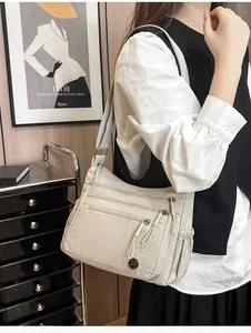 Détail du sac bandoulière beige en nylon imperméable avec poches zippées multiples