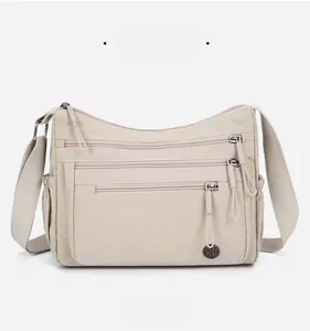 Sac bandoulière en nylon beige avec poches zippées multi-couches et sangle large