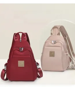 Détail de sacs à dos polyvalents en tissu Oxford imperméable, bordeaux et rose doux