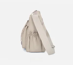Détail de la poche latérale du sac en nylon avec élastique pour bouteille ou parapluie