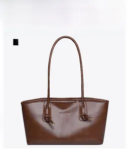 Vue de face du sac cabas en cuir marron foncé avec nœuds décoratifs et longues anses