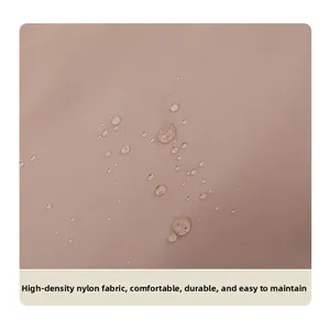 Détail macro du tissu en nylon haute densité imperméable avec gouttelettes sur surface beige