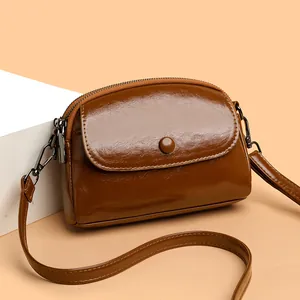 Mini borsa a tracolla marrone scuro in pelle lucida con tracolla sottile rimovibile