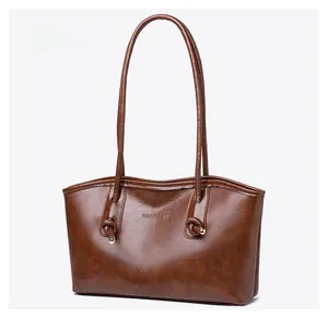Vue latérale micro d'un cabas en cuir ciré beige avec nœuds élégants et billes en métal