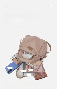 Aperçu de la capacité du sac à dos rose en tissu Oxford avec objets du quotidien