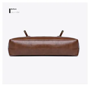 Détail montrant la structure du fond et les coutures fines du grand sac cabas en cuir