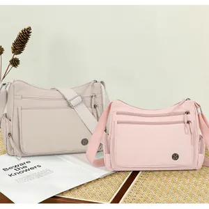 Bolso bandolera ligero de nailon con múltiples bolsillos en colores beige y rosa